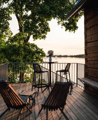 Lempaala Ski Chalet | Lakefront log suite