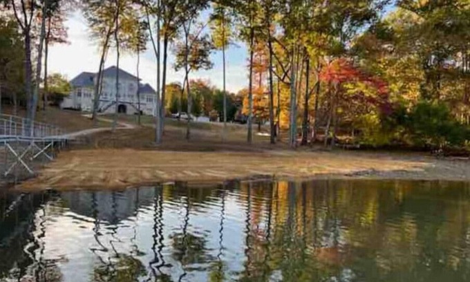 Benton House | Lakefront Manorn