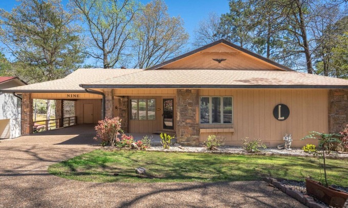 Hot Springs Village Apartment | Lakefront Paradise w/Hot Tub, Decked Out on Desoto