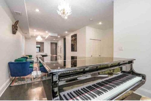 South Shore Villa | Lakefront Rooftop Parking