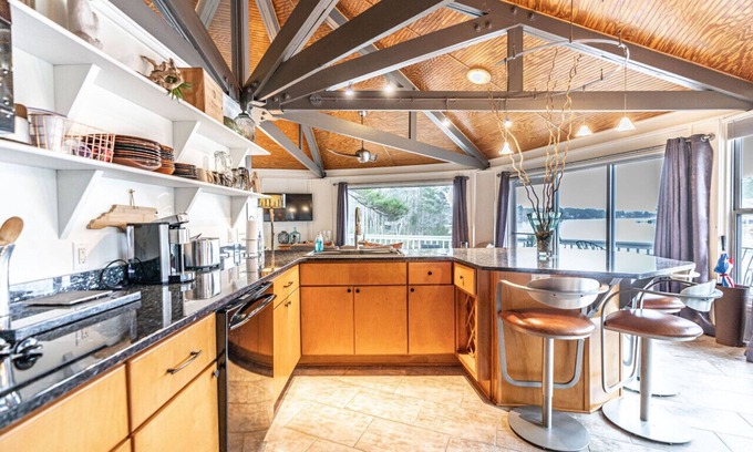 Pinehurst Cottage | Lakefront Treehouse Retreat in Pinehurst – Perfect for Extended Stays
