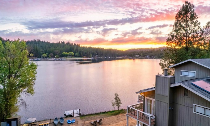 Groveland House | Lakefront Villa (180° view, private dock, boats)
