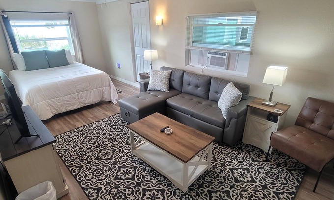 Leesburg House | Lakefront Views-Private Porch and Deck- Close to the Villages in Leesburg