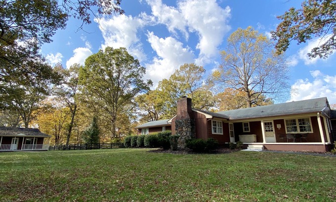 Scottsville House | Lakehouse & Bungalow with beach access