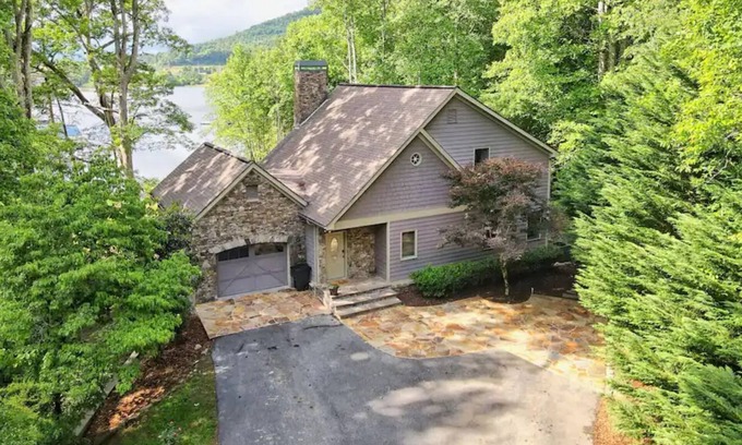 Hiawassee House | Lakehouse, Dock, Hot Tub & Tesla charger. Ideal for entertaining. Pet-Friendly!