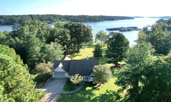 Benton House | Lakehouse on Kentucky Lake-Waterfront/Private dock/Firepit/Gentle slope/firewood