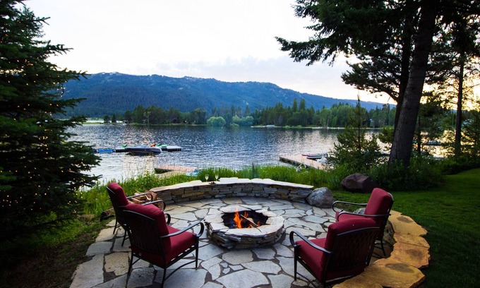 Wagon Wheel House | Lakehouse- Private Dock, Fireplace, Hottub, Firepit, Canoes, Bikes, Paddleboards