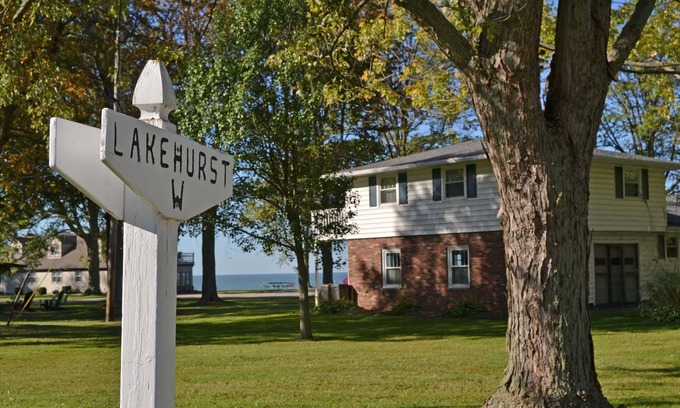 Ashtabula House | Lakehurst Bungalow – Stunning Lake Erie Views & Relaxation Await