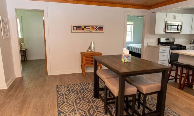 Madison-on-the-Lake Cottage | LakePointe Shores # 7 Welcoming 3-bedroom cottage in Madison on the Lake