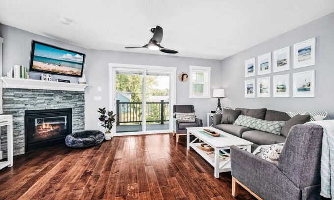 Traverse City House | Lakescape Modern 3BD Townhome Downtown Wineries