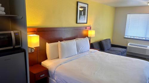 Moses Lake Hotel | Lakeshore Inn Water Front