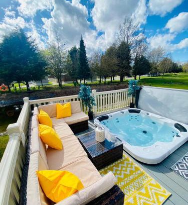 Allerthorpe Cabin | Lakeshore Lodge with Hot Tub