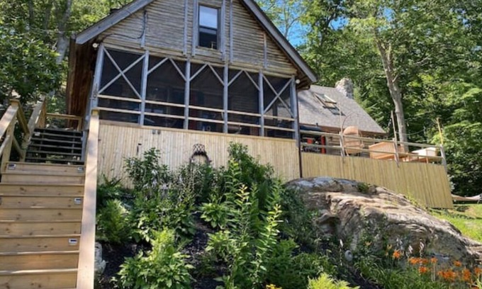 Boothbay Harbor Cabin | Lakeside 3 bedroom cottage in Boothbay Harbor