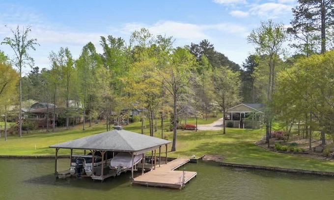 Eatonton House | Lakeside Bungalow, Sleeps 12, Private Dock + More!