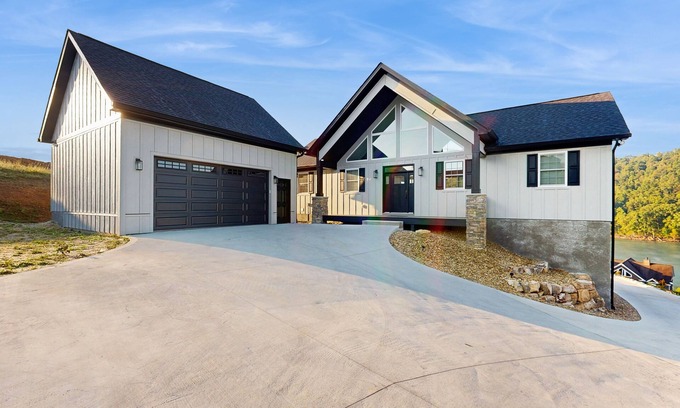 Hidden Springs Cabin | Lakeside chalet with panoramic water views, fully equipped kitchen & Wifi
