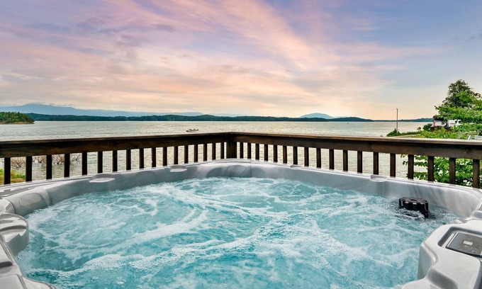 Dandridge Cottage | Lakeside Cottage - Lake View / Mountain View / WiFi / Fireplace / Hot Tub