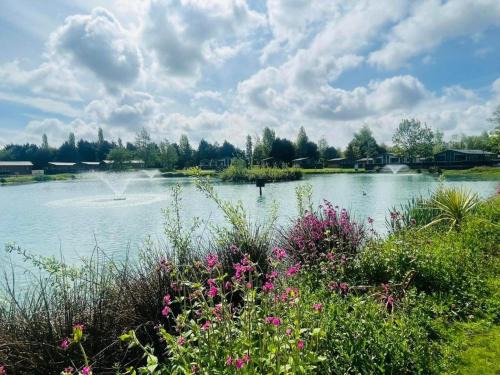 Allerthorpe Cabin | Lakeside Escape with Hot Tub