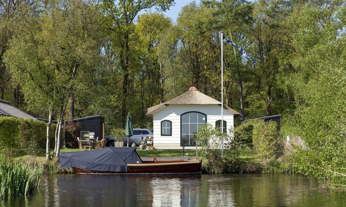 Sint Nicolaasga House | Lakeside Farm Stay, Friesland
