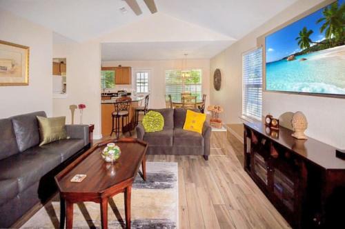 Springdale House | Lakeside Getaway - Next to Beaver Lake