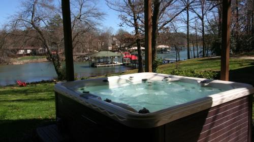Sherrills Ford House | Lakeside Lodge by AvantStay Hot Tub Dock