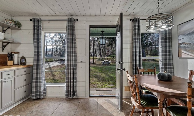 Uncertain Cabin | Lakeside Landing, Waterfront, with Kayaks & Canoes