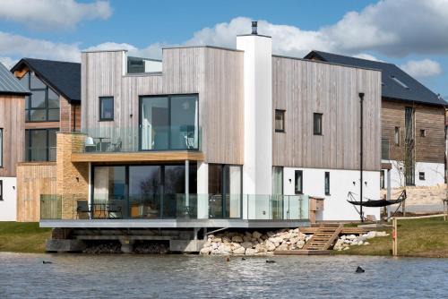 Holworth House | Lakeside property with spa access on a nature reserve Driftwood BV09