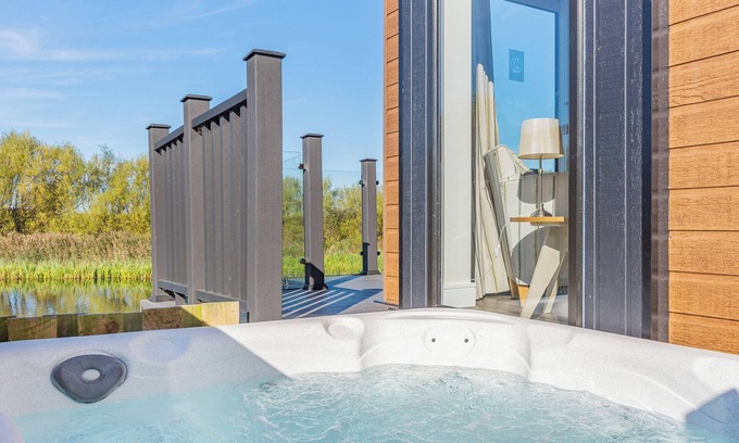 Poulton-le-Fylde Ski Chalet | Lakeside Retreat VIP