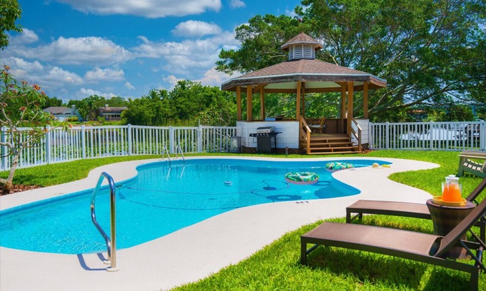 Largo Villa | Lakeside Retreat-4plex Sleeps 20