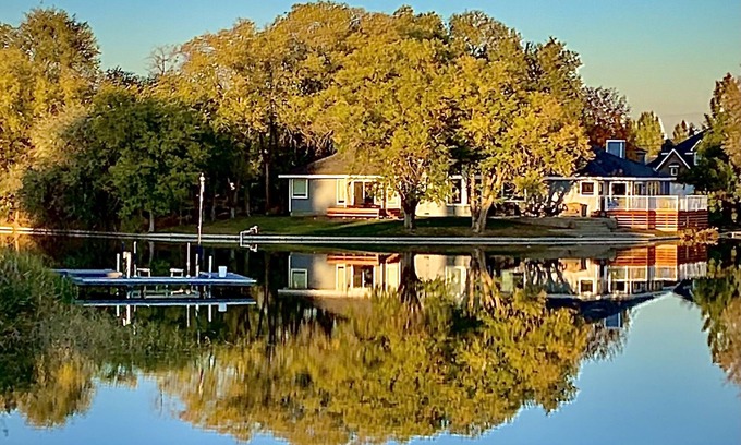 Moses Lake House | Lakeside Retreat-Relax and unwind and revive yourself