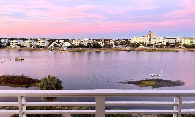 Carolina Beach House | LAKESIDE SERENITY- panoramic views on a private road, sleeps 14
