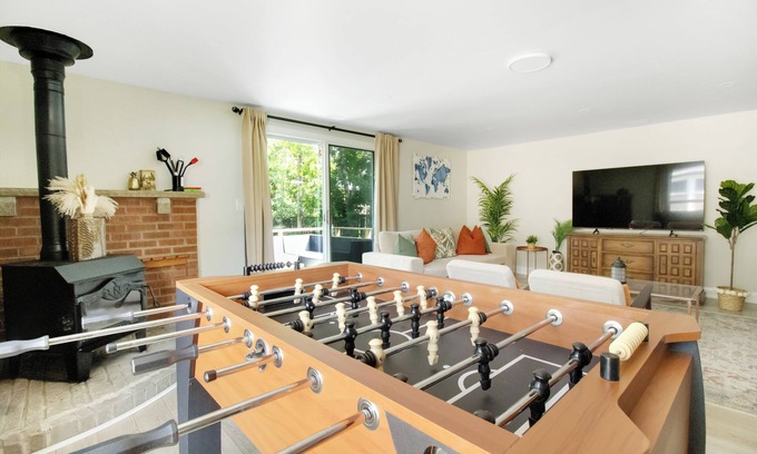 Innisfil House | Lakeside Serenity: Your Perfect Beach Escape