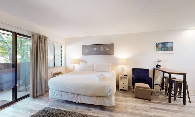 South Lake Tahoe Apartment | Lakeside Studio Close to Beach & Ski Resort w/WiFi, Shared Pool/Hot Tub, & Patio