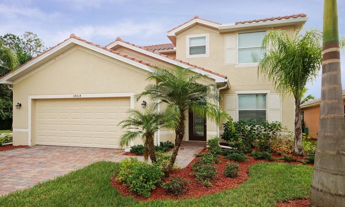 Naples Villa | Lakeside Villa With Beautiful Private Pool