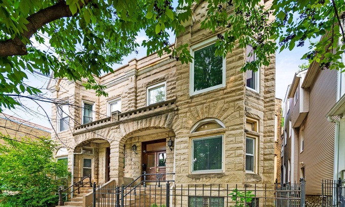 Lakeview House | Lakeview Lux - 20min to Wrigley - Free Parking - Sleeps 17+