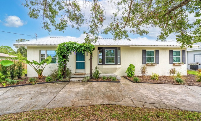 Pinecraft House | Lakeview Oasis - 4bd/2ba overlooking the lake!