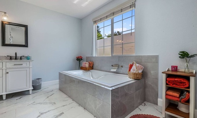 La Loma House | LaLoma Delight. Private Luxury Bath central