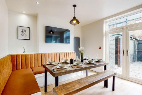Liverpool House | Lancefield House - Air Host & Stay - 5 Bedroom Sleeps 15
