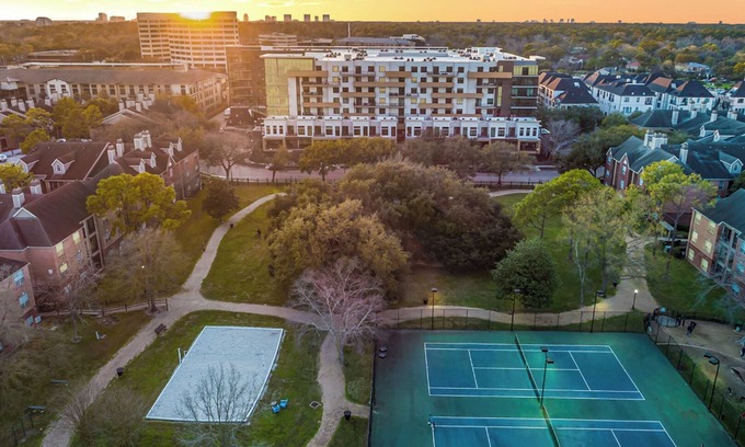 Houston Apartment | Landing | Amazing 2BD, Gym, Tennis Court