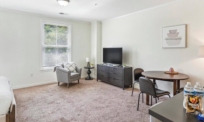 Shockoe Bottom Apartment | Landing at 2001 East - Studio in Downtown