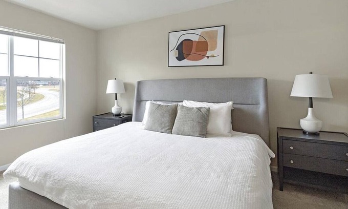 North Aurora Apartment | Landing at Randall Highlands - 3 Bedrooms in West Aurora