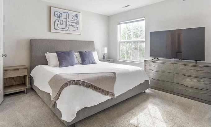 Rochester Hills Apartment | Landing at Village Green of Rochester Hills - 2 Bedrooms in Downtown Rochester Hills