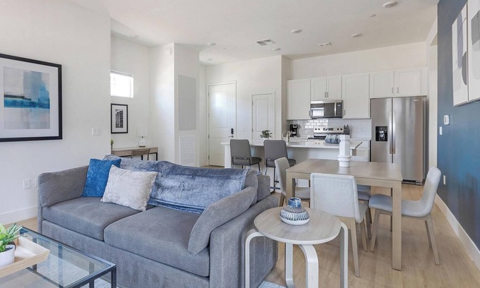 Casas Adobes Apartment | Landing | Beautiful 1BD, Pool