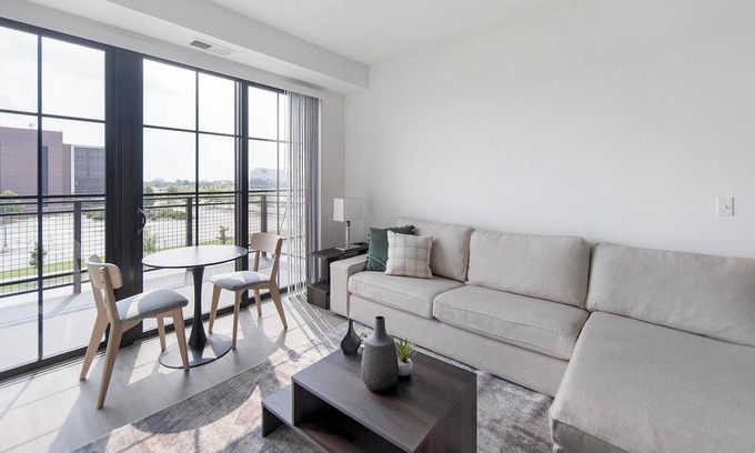 Schaumburg Apartment | Landing | Chic 1BD, Gym, Pool