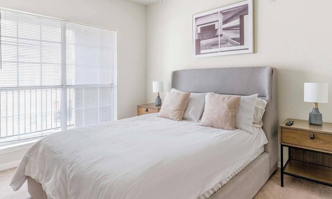 Southbelt/Ellington Apartment | Landing | Chic 2BD, Gym, Pool