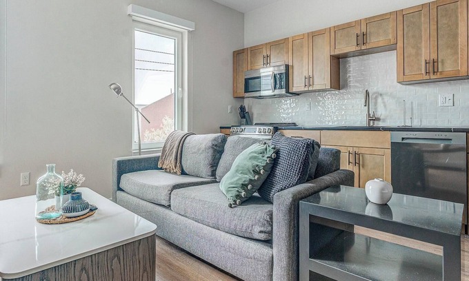 Kensington Apartment | Landing | Spectacular Studio, Clubhouse, Gym