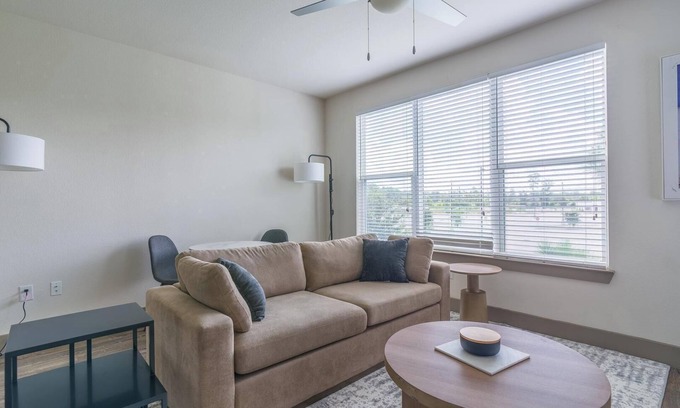 Conroe Apartment | Landing | Stunning 1BD, Gym, Clubhouse