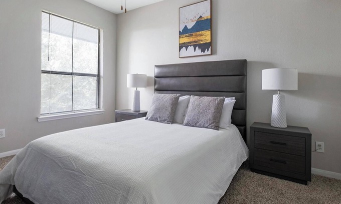 Briarforest Apartment | Landing | Stunning 1BD, Pool, Gym