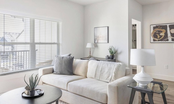 Venus Apartment | Landing | Stunning 2BD, Clubhouse, Gym