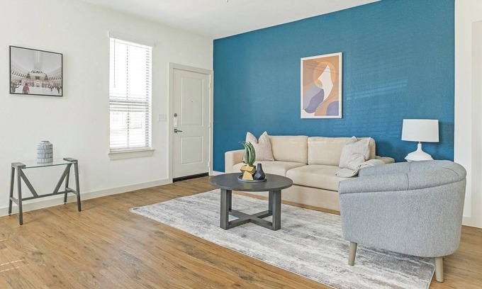 Waller Apartment | Landing | Stunning 3BD, Gym, Pool