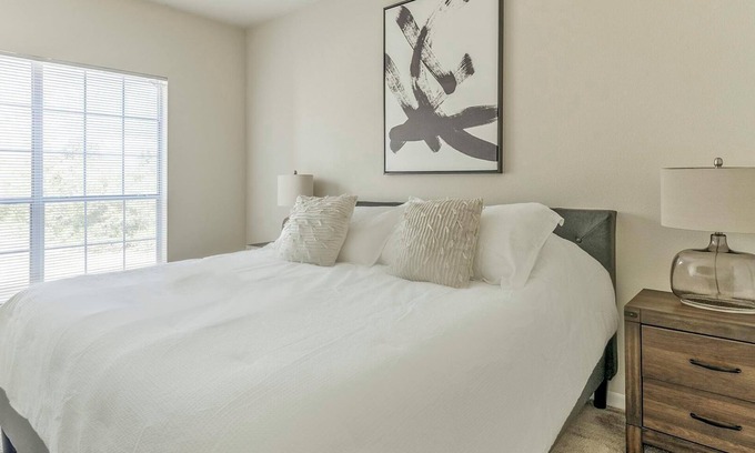 Southbelt/Ellington Apartment | Landing | Stylish 1BD, Pool, Game Room